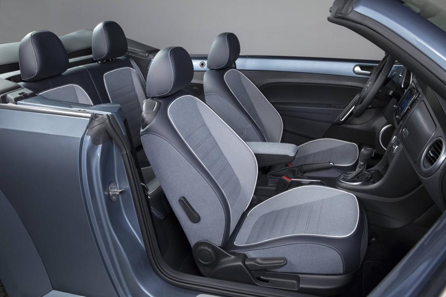 Интерьер Volkswagen Beetle Convertible Denim 2016 года  (фото 32 из 41)